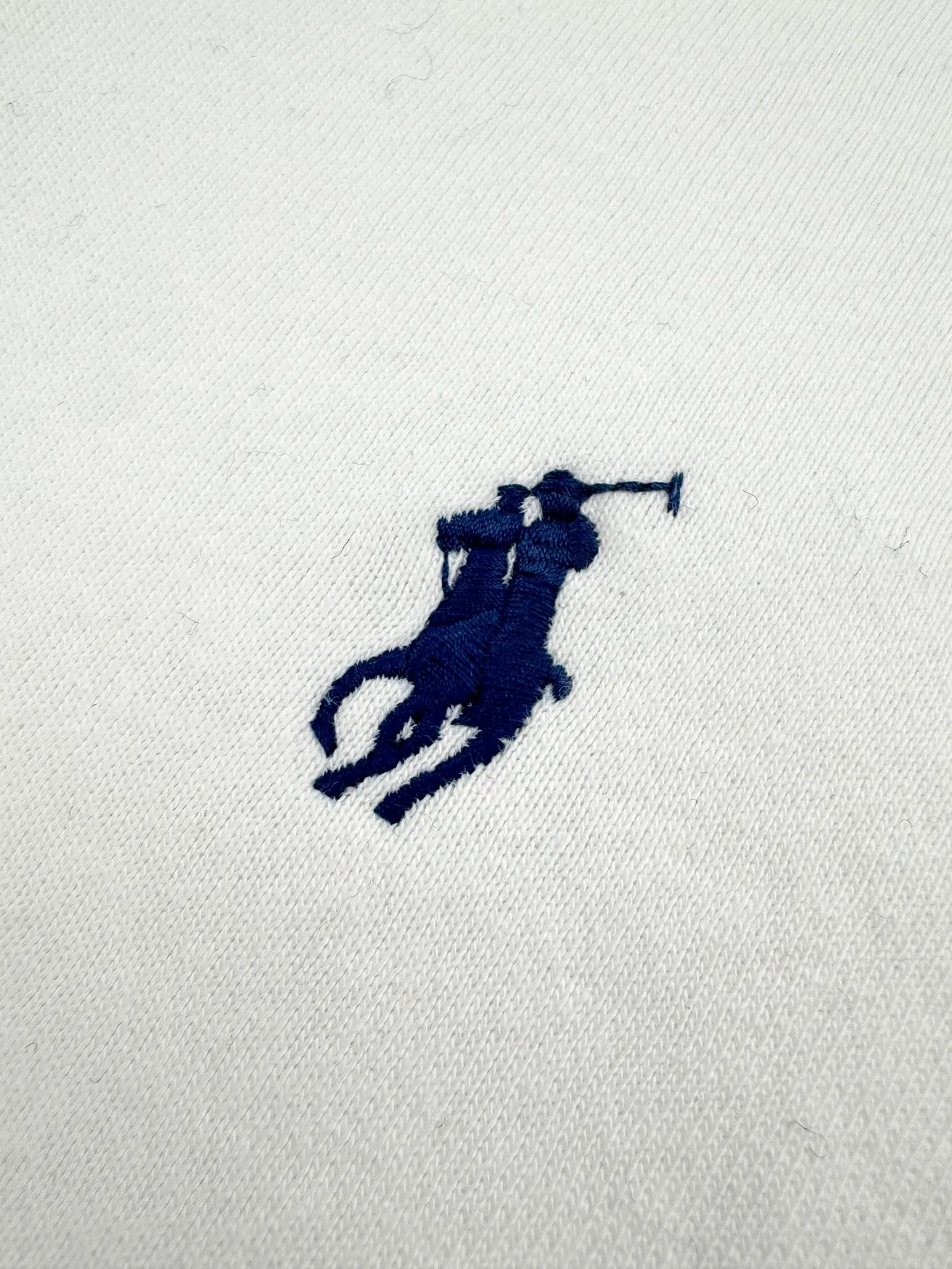 P280 Ralph Lauren logo embroidered sweatshirt. Customized cloud-like honey cotton fleece sweatshirt material. It feels delicate and comfortable against the skin. It is dressed in pure white and exudes innate elegance. The exquisite indigo pony logo is embellished with it. It is highly recognizable. It brings an atmosphere of freedom and vitality. Pure and agile color symphony. It outlines a high-end silhouette with extreme simplicity. It becomes the smart focus of the vision and shows taste in silence. Craftsmanship 1: Adopting imported machine embroidery technology and using advanced computer control systems and precision mechanical components to achieve the iconic pony embroidery operation with high precision and smooth and delicate lines. Process 2: Using the Hasuo process and sewing with a specific machine. The Hasuo fastness is high and adds visual effects. It is time-consuming and labor-intensive. Process 3: The fabrics are washed and have a better hand feel. Not easy to deform, not easy to shrink, not easy to fade, and maintain long-term beauty. Accessories: Customized 1:1 Ralph Lauren trademark Fit: Fitted Size: S M L XL Style No.: 25296